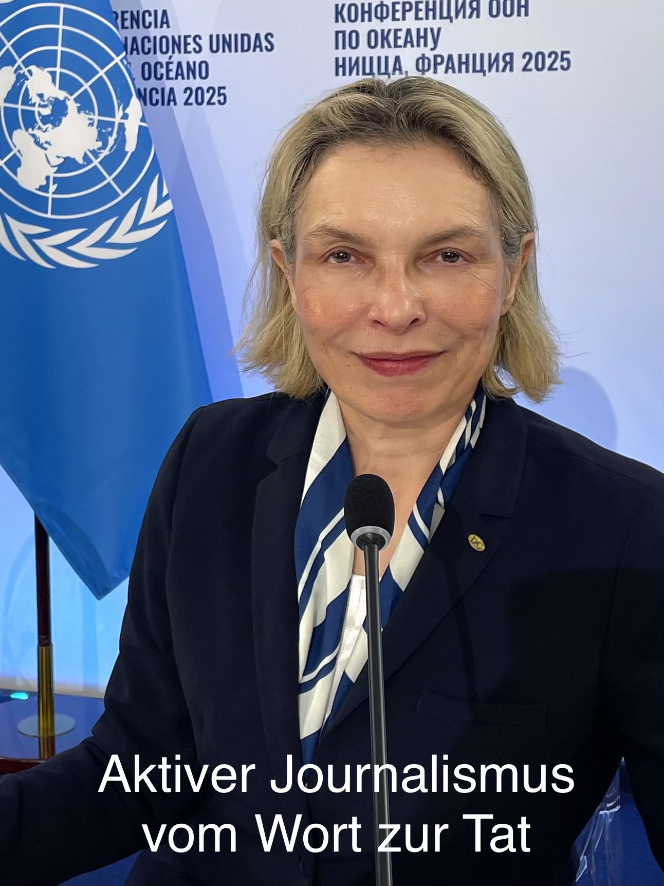 Claude Piel, akkreditierte Journalistin, im Pressekonferenzraum der UN-Ozeankonferenz in Nizza (9.–13. Juni 2025), co-hosted von Frankreich und Costa Rica.